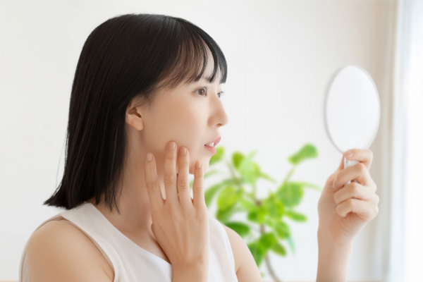 ニキビに悩む女性